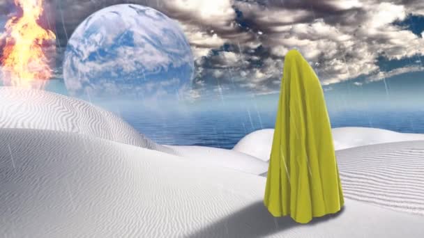 Un desierto surrealista. Figura del hombre cubierto con tela amarilla — Vídeos de Stock