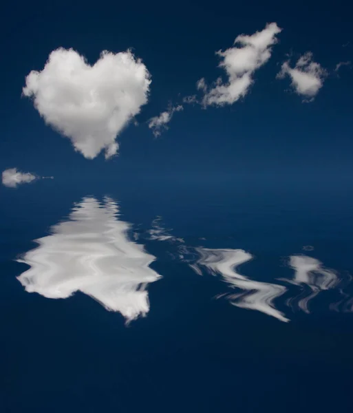 Nube del corazón y reflexión en el agua —  Fotos de Stock