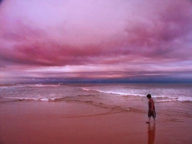 Bulutlu bir günde kumlu deniz manzarası 