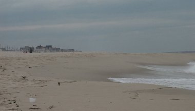 Bulutlu bir günde kumlu deniz manzarası 