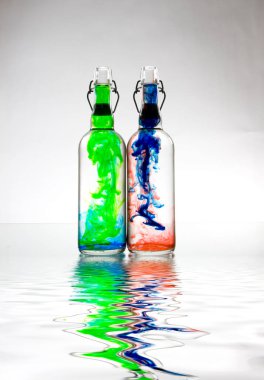 Şişenin soyut sanatsal çizimleri