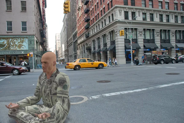 Surrealismo Hombre Traje Hecho Dólares Está Meditando Calle Nueva York — Foto de Stock