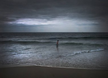 Bulutlu bir günde güzel okyanus manzarası