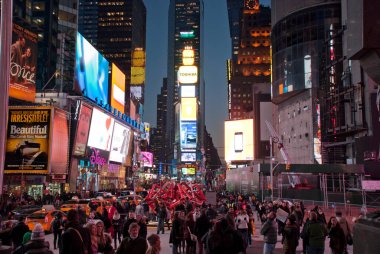 Meydanda yürüyen insanlar, şehir 