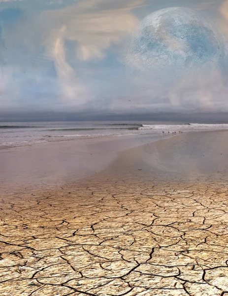 Ahol Óceán Sivatag Találkozik Mystic Óriás Bolygó Égen — Stock Fotó