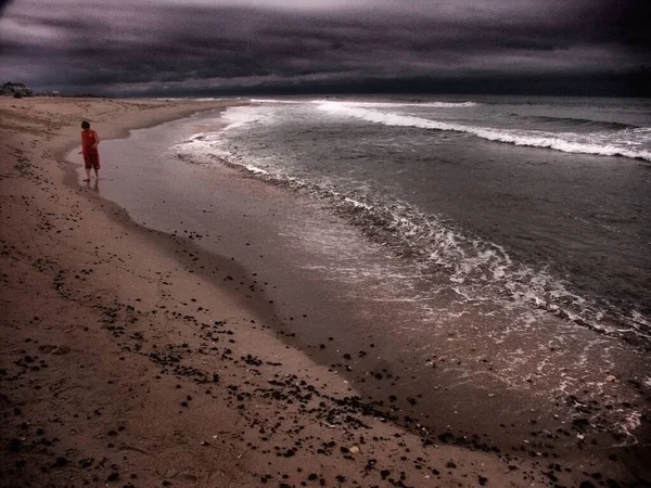 Bulutlu Bir Günde Kumlu Deniz Manzarası — Stok fotoğraf