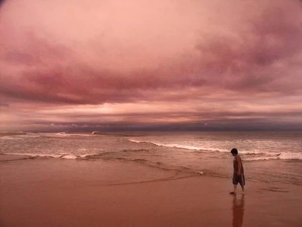 Прекрасный Вид Песчаный Морской Пляж Облачный День — стоковое фото