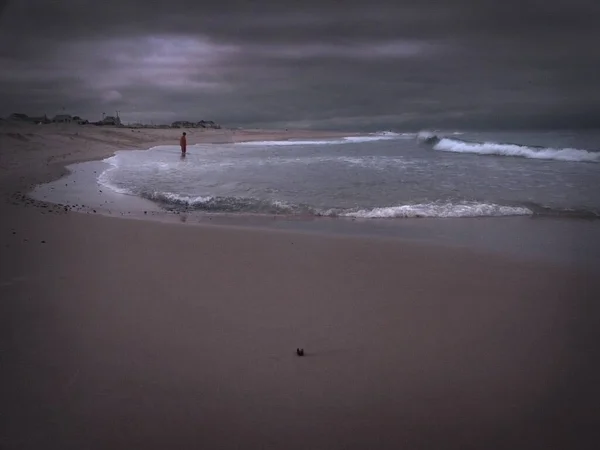 曇りの日の砂浜の美しい景色 — ストック写真