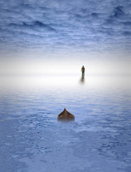 Muž Kráčí Vodě Pod Zataženou Oblohou — Stock fotografie