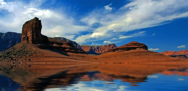 Vista Rocas Rojas Agua Del Desierto Renderizado —  Fotos de Stock