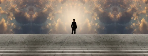 Человек Черном Костюме Сюрреалистичное Небо — стоковое фото