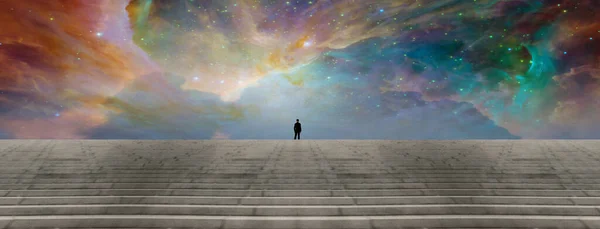 Człowiek Schodach Przed Surrealistycznym Niebem — Zdjęcie stockowe