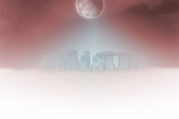 超現実的な風景 霧の中でストーンヘンジ 空に満月 3Dレンダリング — ストック写真