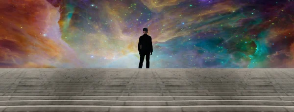 Mann Auf Stufen Vor Surrealem Himmel — Stockfoto