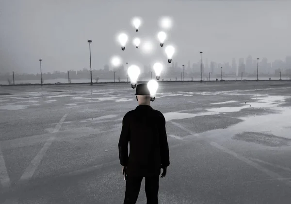 Человек Черном Костюме Окружении Лампочек — стоковое фото