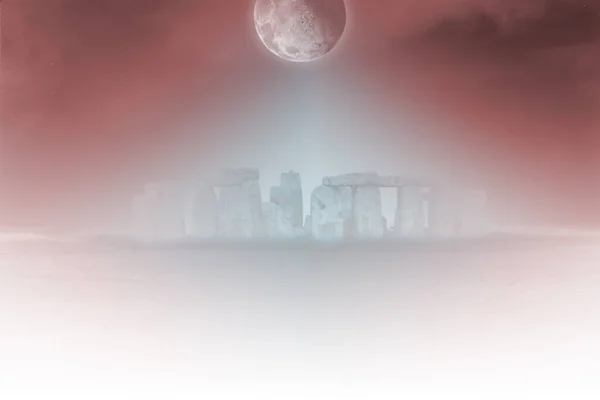 超現実的な風景 霧の中でストーンヘンジ 空に満月 3Dレンダリング — ストック写真