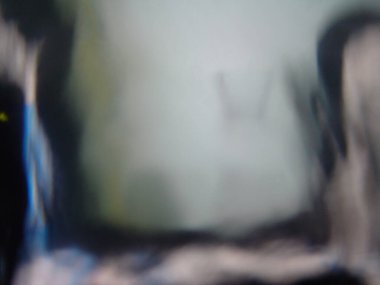 Camdan bakınca bulanık görünüyor.