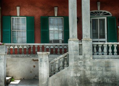 Korkuluklu ev. Panjurlu eski kırsal pencere