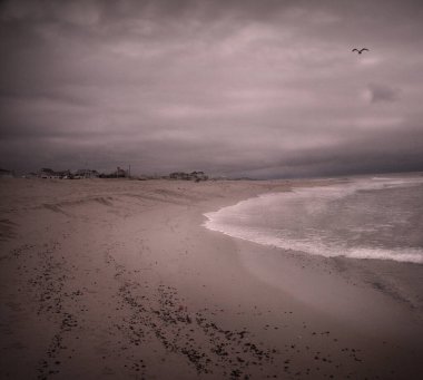 Okyanus kıyısında küçük bir yerleşim