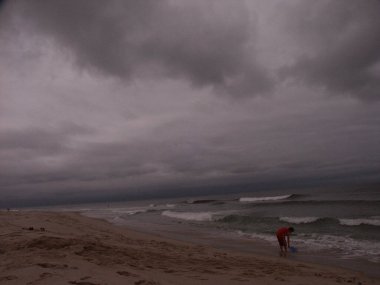 Okyanus kıyısındaki çocuk