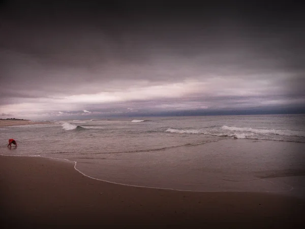 Zła Pogoda Nastolatek Wybrzeżu Oceanu — Zdjęcie stockowe