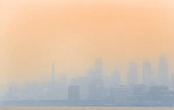 Paisaje Urbano Cubierto Niebla Nubes — Foto de Stock