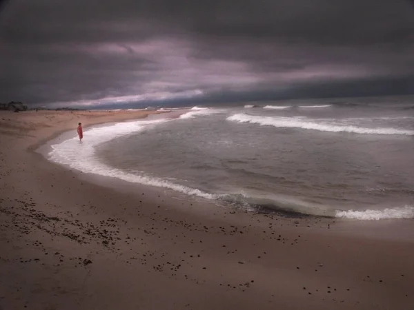 Zła Pogoda Nastolatek Wybrzeżu Oceanu — Zdjęcie stockowe