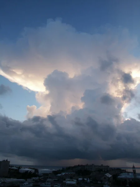 Awan Besar Diterangi Oleh Sinar Matahari Desa Pantai Laut — Stok Foto