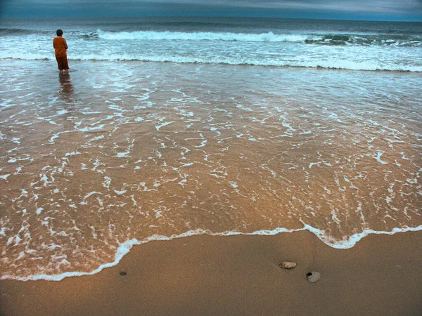 Zła Pogoda Nastolatek Wybrzeżu Oceanu — Zdjęcie stockowe