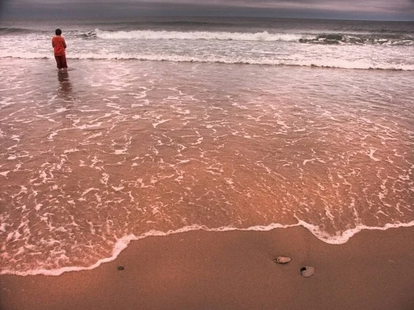 Плохая Погода Мальчик Подросток Берегу Океана — стоковое фото