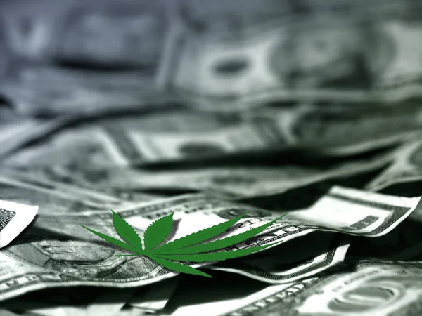 ABD doları üzerinde marihuana yaprağı.