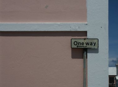 Evin ön cephesinde Tek Yol İç Çekiş