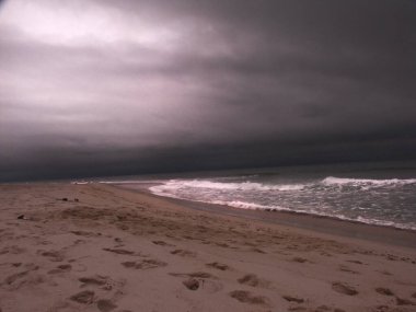 Okyanus sörfü. Kumsalda ayak sesleri