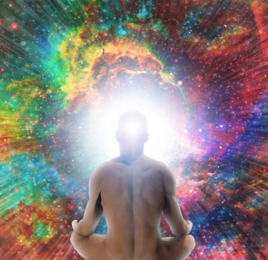 Lotus pozisyonundaki adam sonsuz boşlukların önünde oturur..