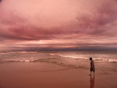 Kötü hava. Okyanus Kıyısındaki Genç Çocuk