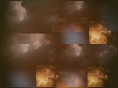 Üstüste binen dikdörtgen katmanlı renkli bulutlar