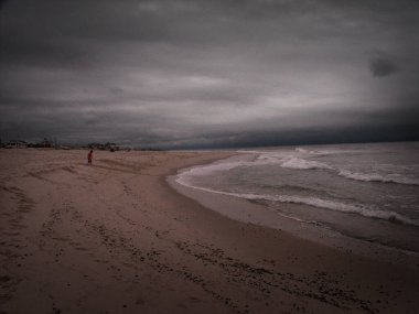 Okyanus kıyısındaki çocuk