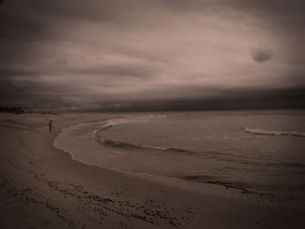 Brutto Tempo Ragazzo Adolescente Sulla Riva Dell Oceano — Foto Stock