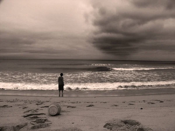 Mau Tempo Menino Adolescente Ocean Shore — Fotografia de Stock