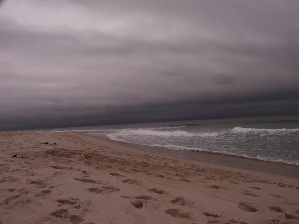 Een Bewolkte Hemel Oceaanstrand — Stockfoto