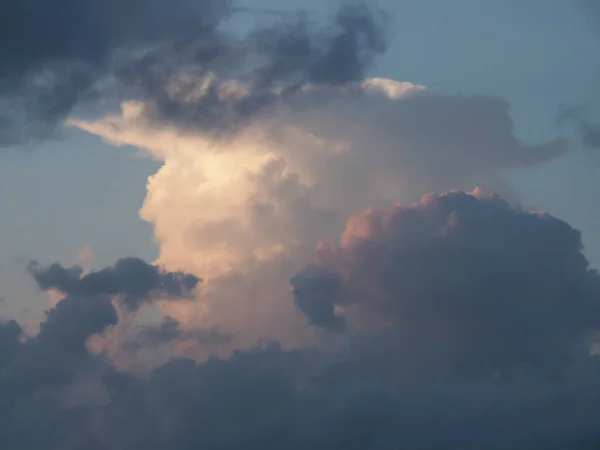 Кучевые Облака Лучах Солнца — стоковое фото
