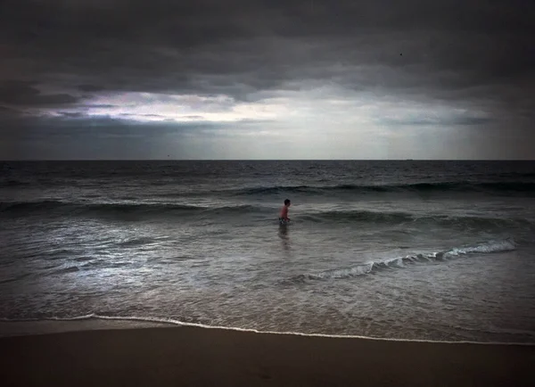 坏天气 海洋海岸的青少年男孩 — 图库照片