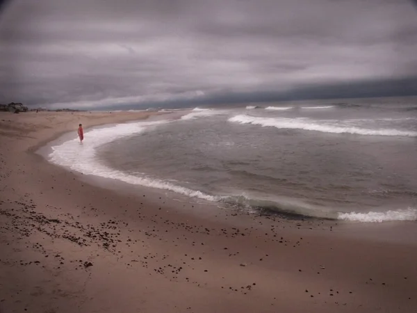 Špatné Počasí Teenage Boy Pobřeží Oceánu — Stock fotografie