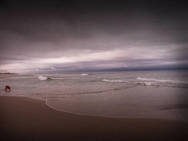 海の上の少年 — ストック写真