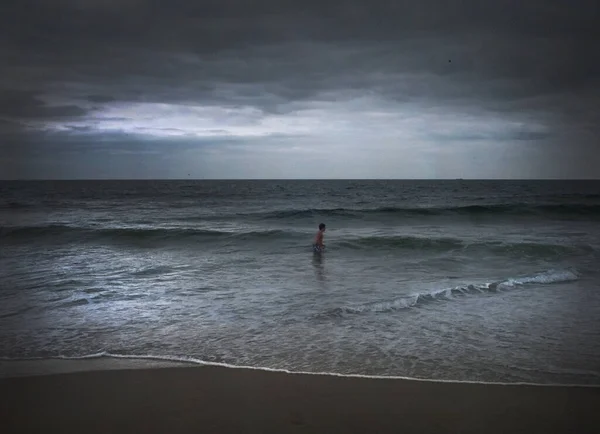 Špatné Počasí Teenage Boy Pobřeží Oceánu — Stock fotografie