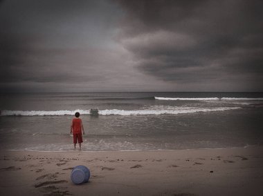 Kötü hava. Okyanus Kıyısındaki Genç Çocuk