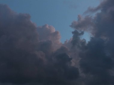 Gökyüzünde güzel kümülüs bulutları