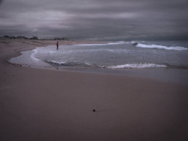 Okyanus kıyısındaki çocuk