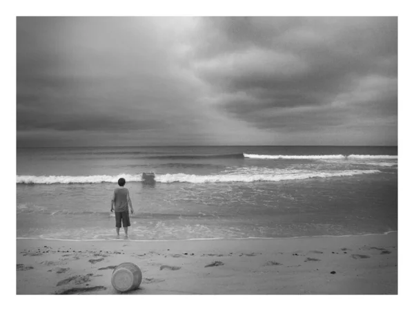 Chlapec Pláži Oceánu — Stock fotografie