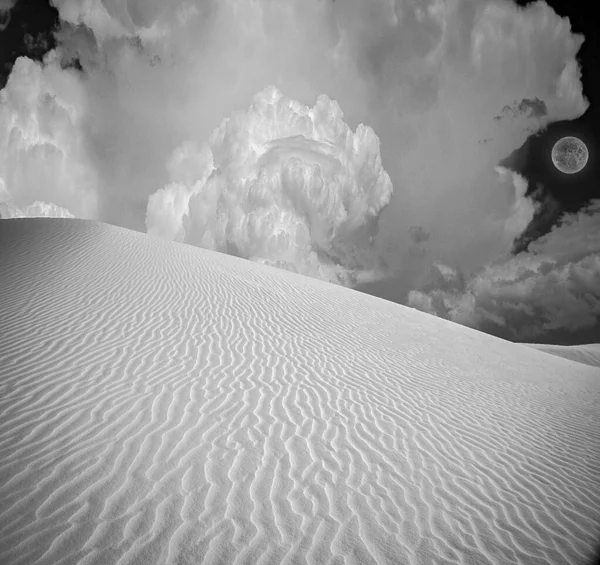 Chmury Księżyc Nad Surrealistyczną Pustynią — Zdjęcie stockowe